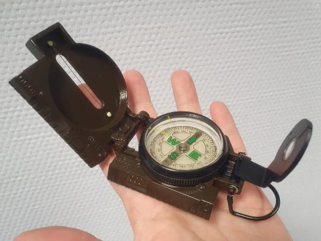 Gdzie kupić kompas w Warszawie - najlepsze miejsca i oferty