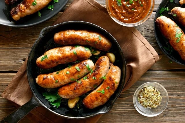 Ile kalorii ma kiełbasa z ogniska? Sprawdź, zanim zjesz!