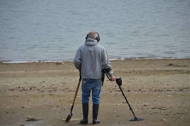 Czy można chodzić z wykrywaczem metali po plaży nad jeziorem bez kłopotów?
